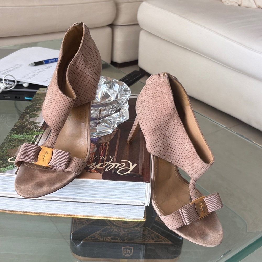 Salvatore Ferragamo Pellas Blush Suede Bow Sandal size 9